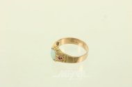 Ring mit Opalcabochon u. 2 kl. roten Farbsteinen