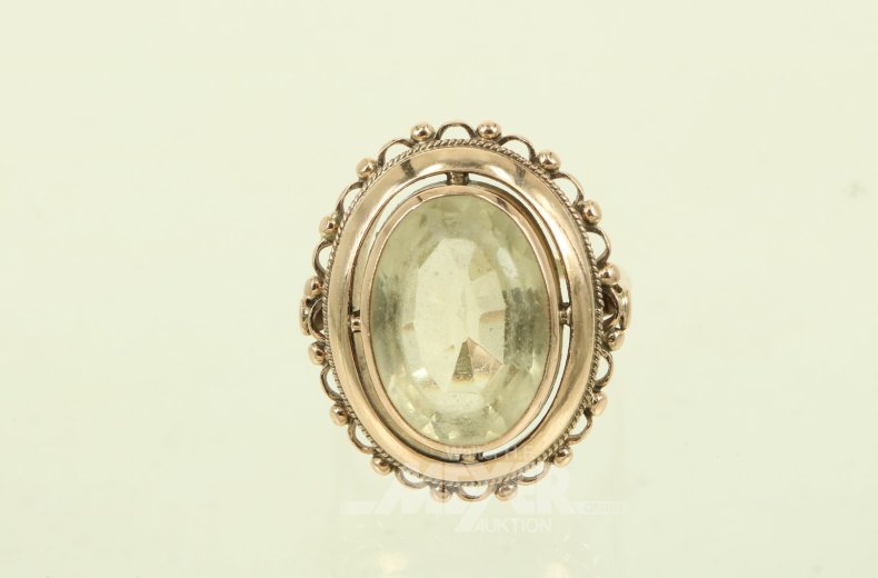 Ring mit hellgelbem Farbstein