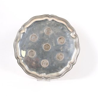 Serviertablett mit 7 Silbermünzen