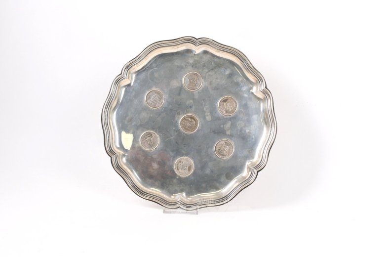 Serviertablett mit 7 Silbermünzen