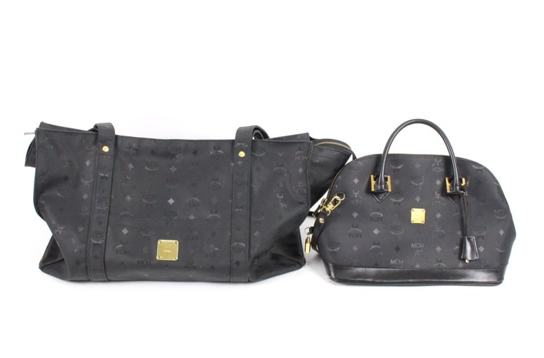 gr. Tragetasche sowie eine Handtasche, schwarz