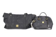 gr. Tragetasche sowie eine Handtasche, schwarz