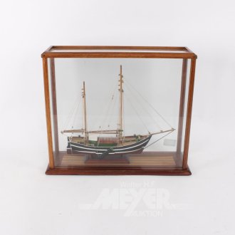 Modellschiff im Schaukasten
