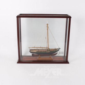 Modellschiff im Schaukasten