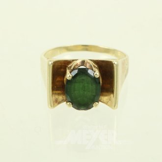 Ring mit grünem Farbstein