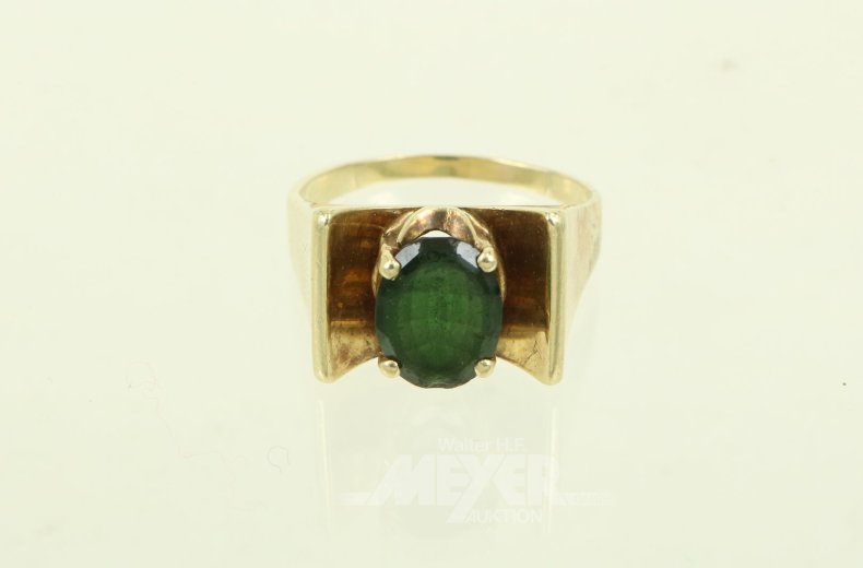 Ring mit grünem Farbstein