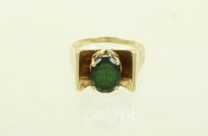 Ring mit grünem Farbstein