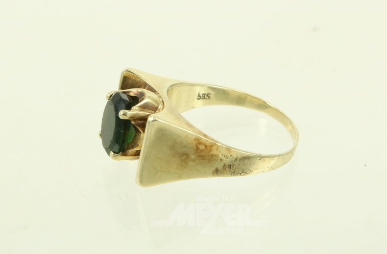 Ring mit grünem Farbstein