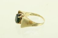 Ring mit grünem Farbstein