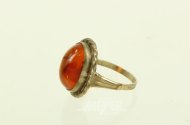 Ring mit Bernstein-Cabochon