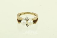 Ring mit 2 Perlen u. 2 kl. Brillanten