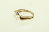 Ring mit 2 Perlen u. 2 kl. Brillanten