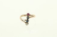 Ring mit 1 Brillant, 1 Rubin u. 2 Saphiren