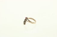 Ring mit 1 Brillant, 1 Rubin u. 2 Saphiren