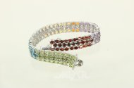 Armband mit bunten Farbsteinen