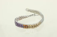 Armband mit bunten Farbsteinen