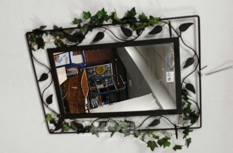 Spiegel im Metallrahmen, Blattdekor