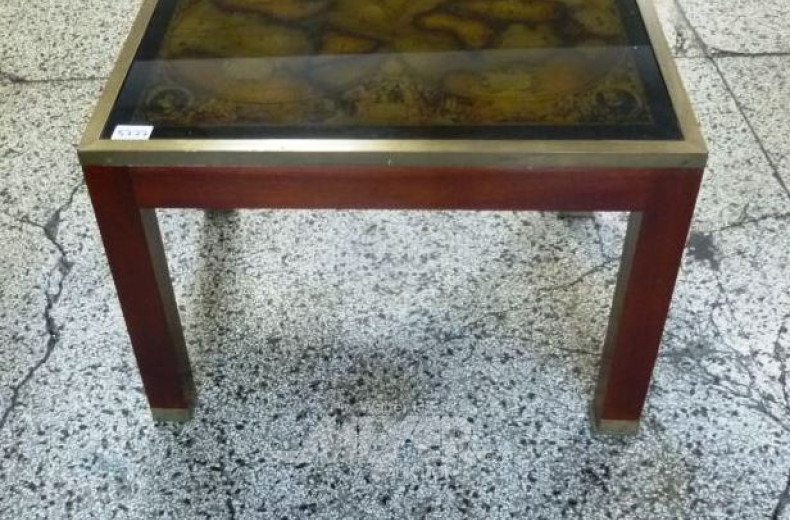 Beistelltisch mit Weltansicht