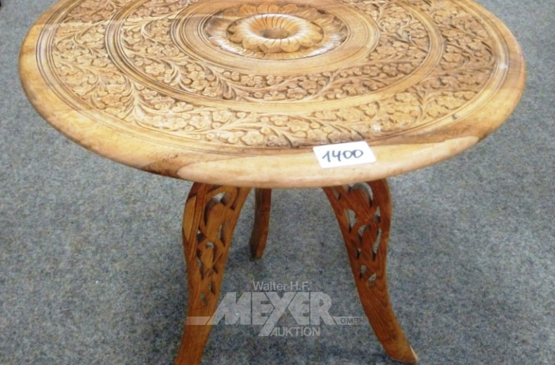 kl. Beistelltisch, Kerbsschnitzerei