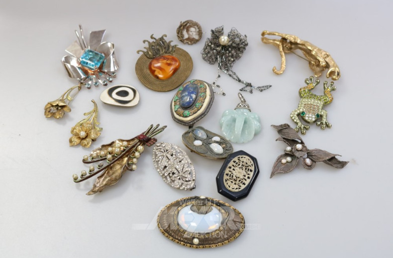 gr. Posten Broschen und Anstecknadeln