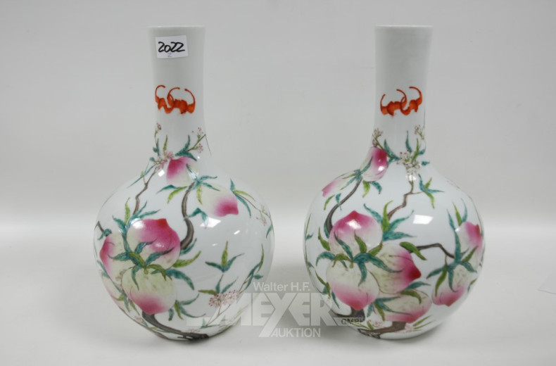 Paar Porzellan-Vasen, China 20. Jh.,