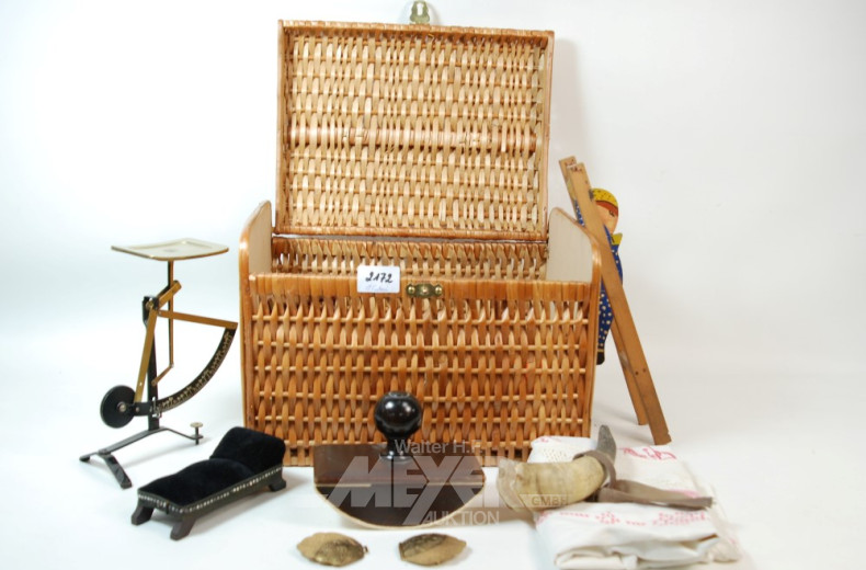 Konvolut: Korb, Puppenhausmöbel,