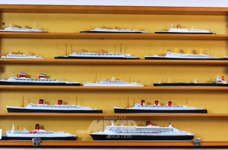 2 Schauvitrinen mit 45 Metall-