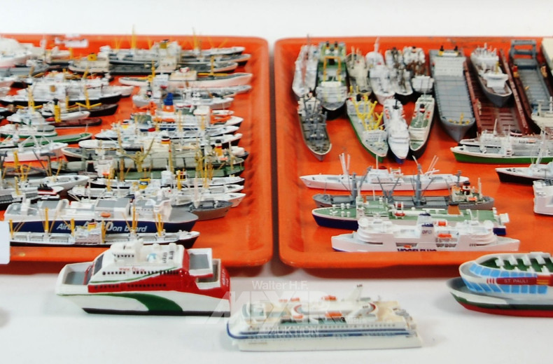 Posten mit ca. 87 div. kl. Metall-