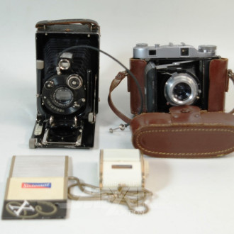 2 Fotoapparate sowie ein Belichtungsmesser