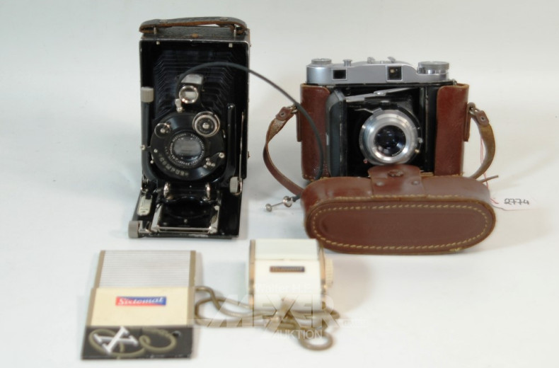 2 Fotoapparate sowie ein Belichtungsmesser