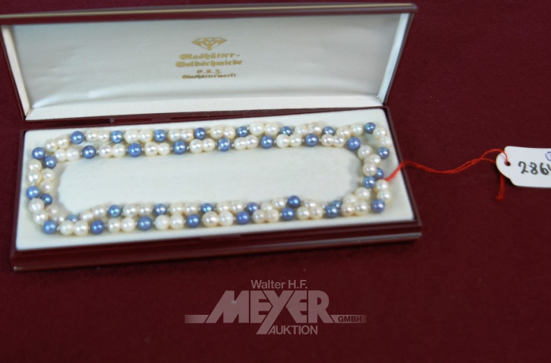 Perlenkette mit blauen Zwischenperlen