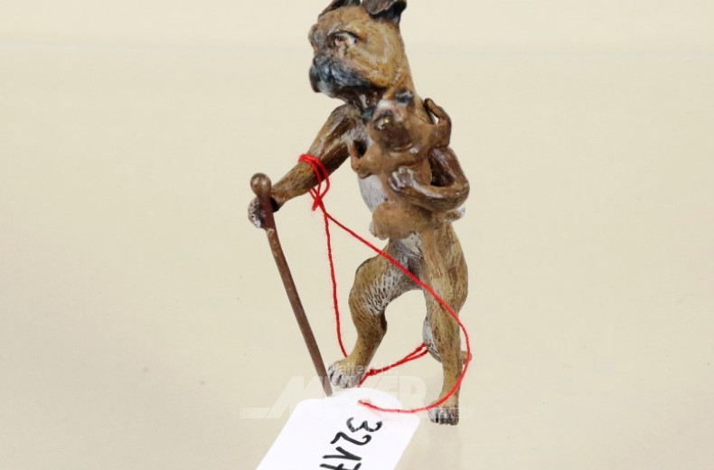 Wiener-Bronze-Figur  ''Boxer mit Welpen