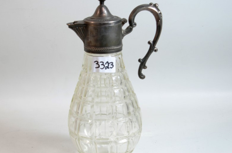 Dekanter mit Metallmontierung