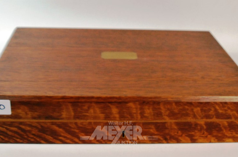 Besteck im Holzkasten