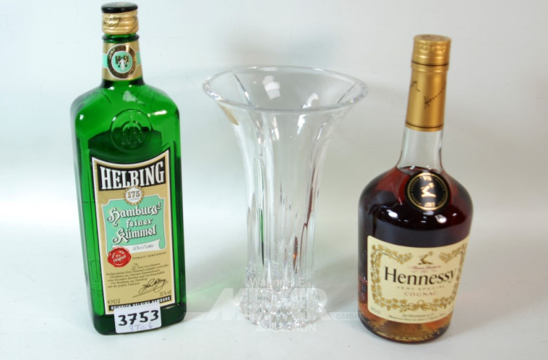 2 Flaschen Alkoholica sowie 1 Glas-Vase