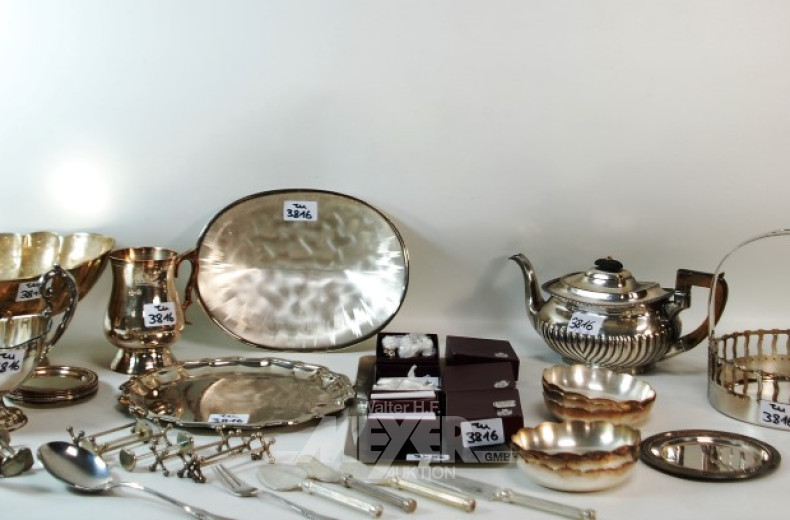 Posten Hausrat: Kanne, Tabletts, Becher,