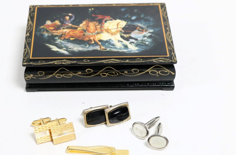 russ. Lackdose mit 3 Paar