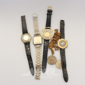 4 Armbanduhren, 1 Kette, 2 Münzen