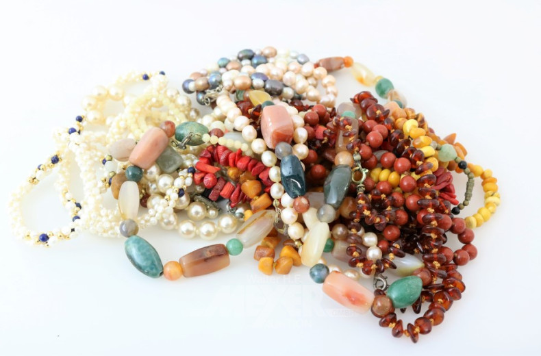 12 versch. Ketten, u.a. Bernstein,