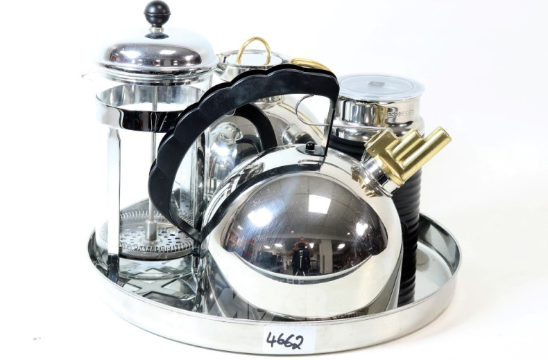 3 Kannen, Milchschäumer, Tablett: