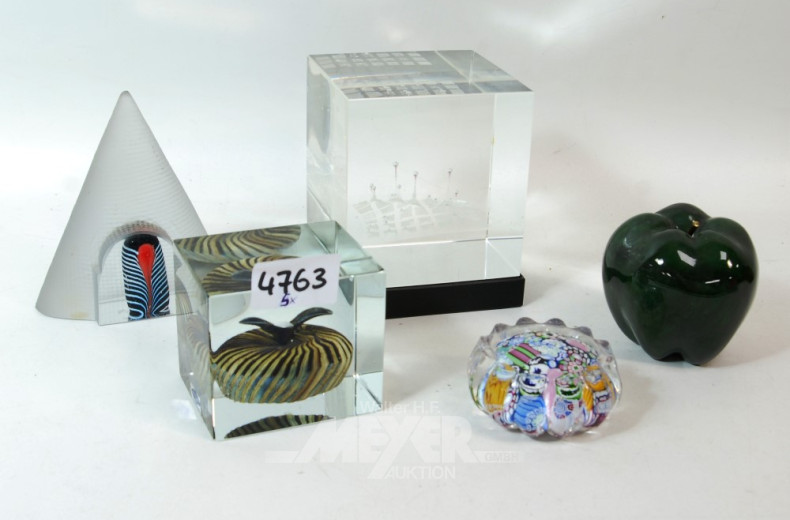 4 div. Paperweights