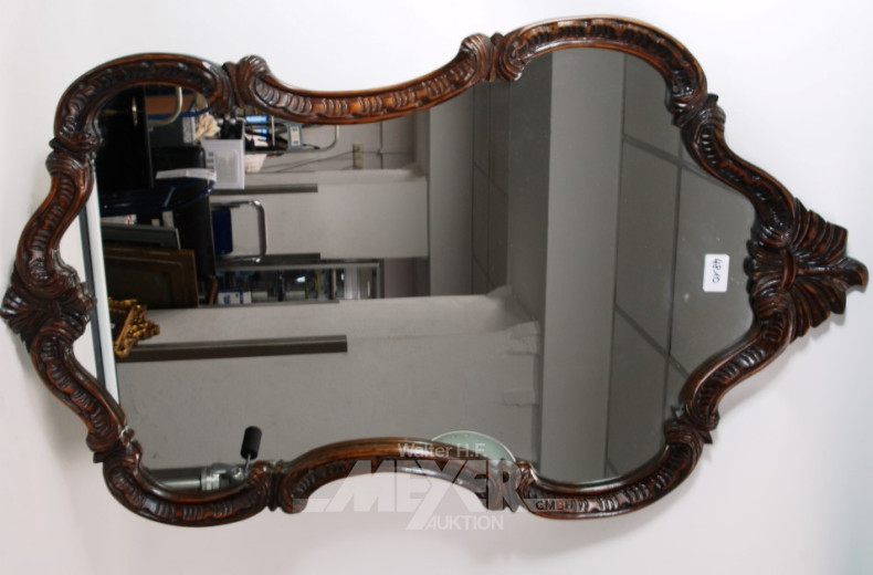 Spiegel im Holzrahmen