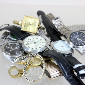 12 Damen- und Herren-Armbanduhren
