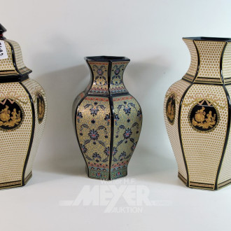 3 Porz.-Vasen, Blumendekor mit figürlicher