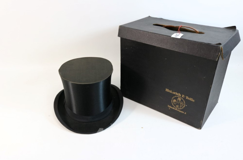 Chapeau Claque im Karton