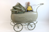 alter Puppenwagen mit Puppe