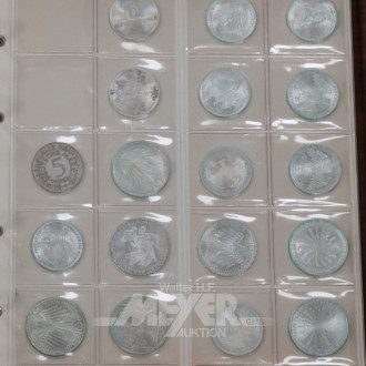 Münzalbum mit Münzen und Medaillen