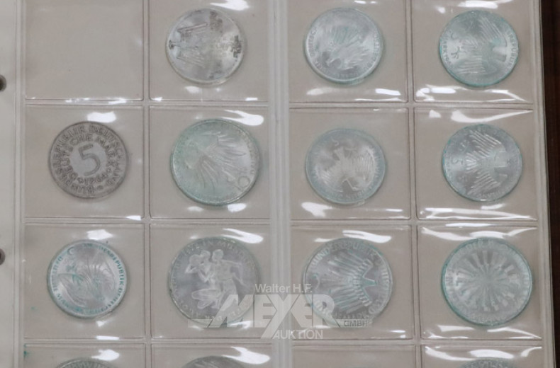 Münzalbum mit Münzen und Medaillen