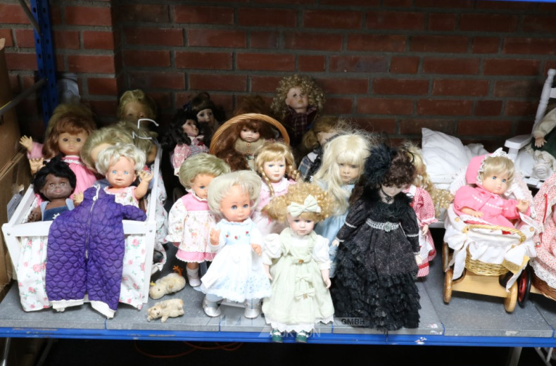 gr. Posten Puppen, -möbel u. Zubehör