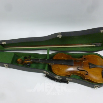 alte Geige mit Bogen, im Koffer